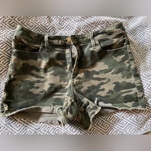 Universal Thread Camouflage Shorts Size 12